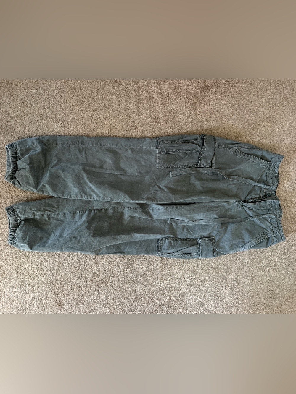 American Eagle Outfitters WOMEN’S Cargo Jogger Pants in Olive Green
